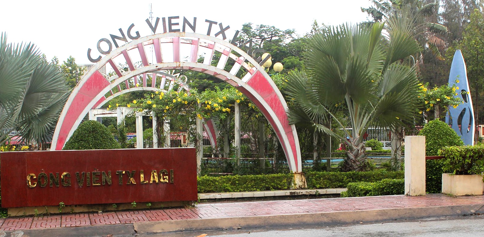 Be trai 6 tuoi chet duoi trong ho nuoc o cong vien hinh anh