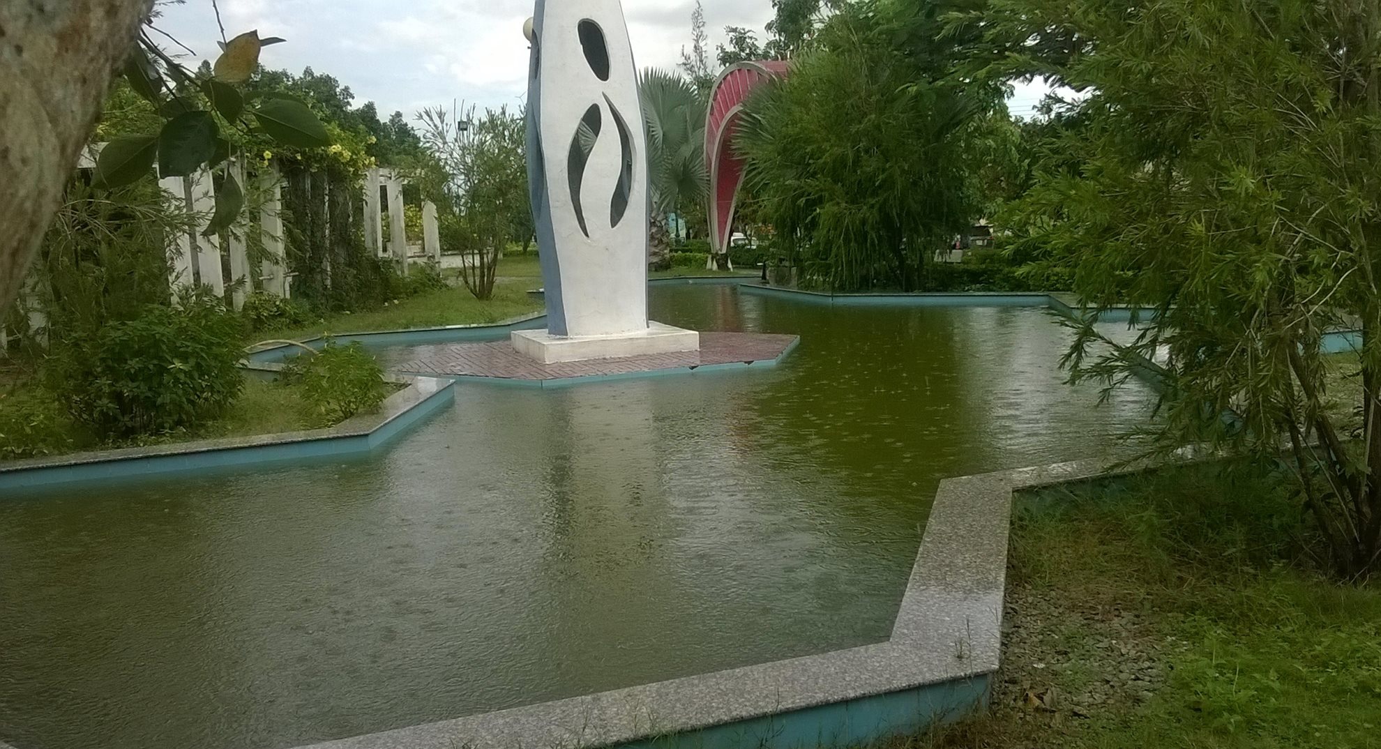 be trai 6 tuoi chet duoi giua ho nuoc trong cong vien anh 1