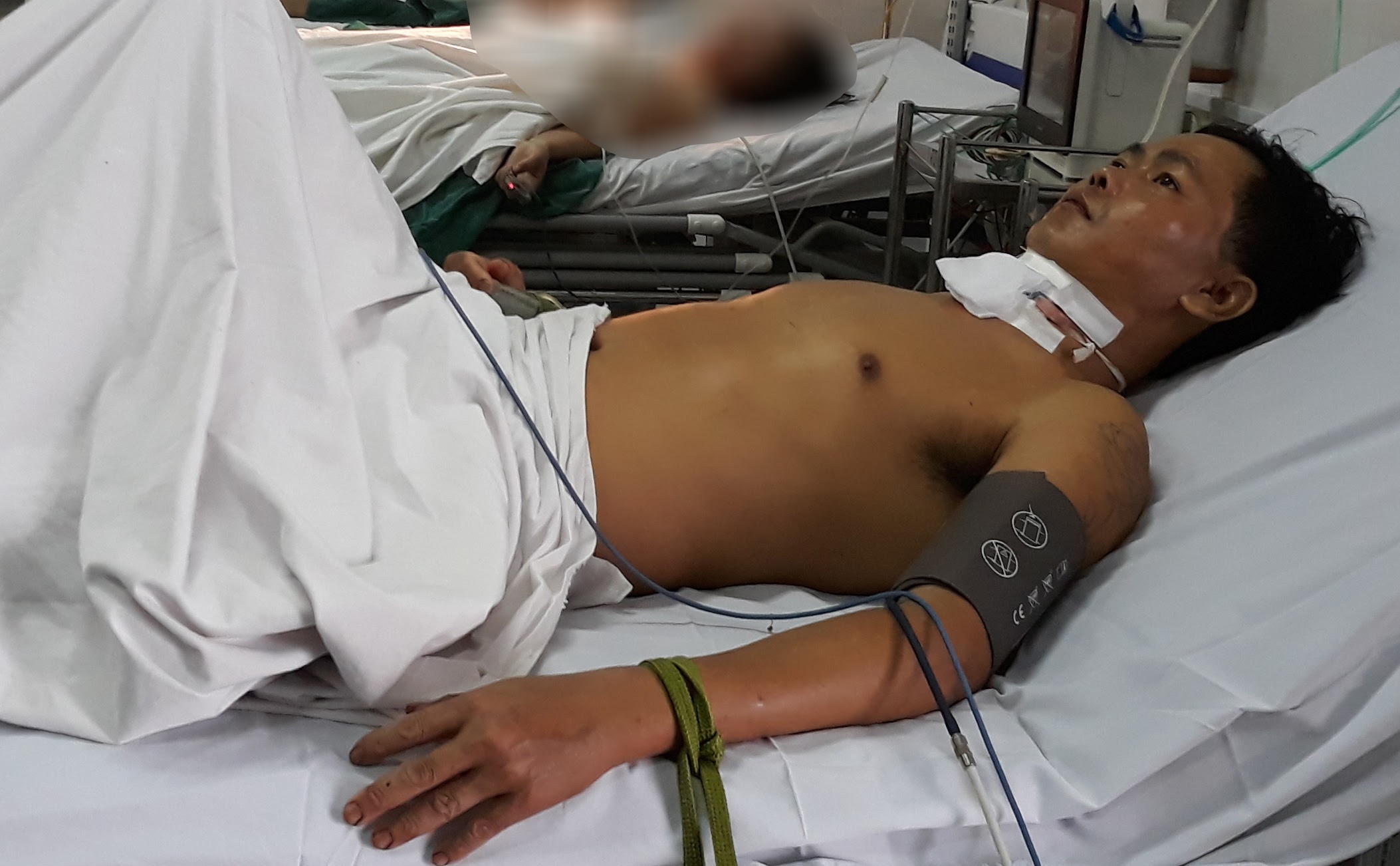 Nghi an chong sat hai vo roi tu tu giua dem hinh anh