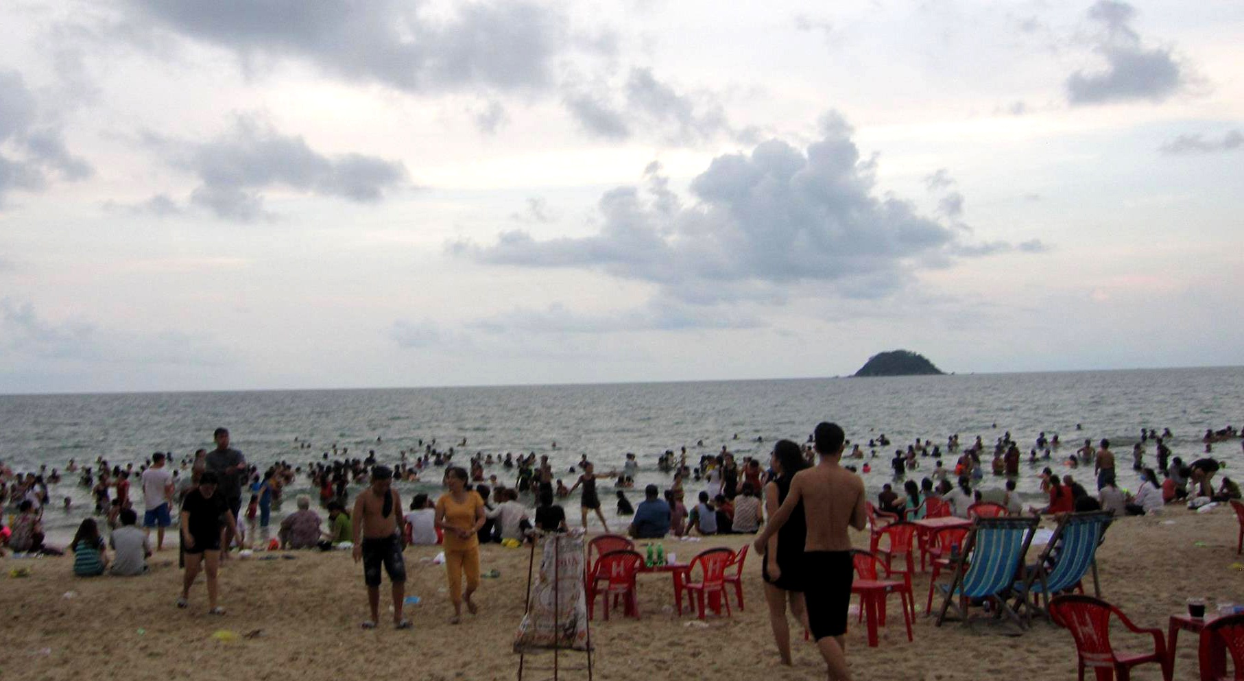 song cuon troi du khach gan 10 km anh 1