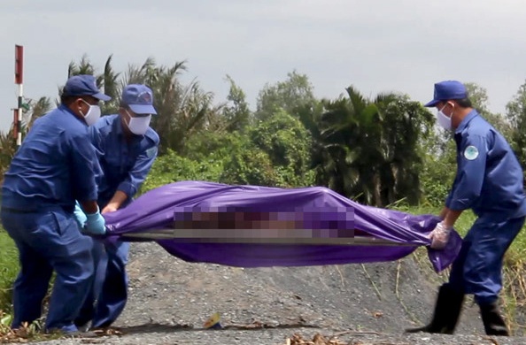 Thi the nam gioi khong dau troi dat vao bo bien Binh Thuan hinh anh