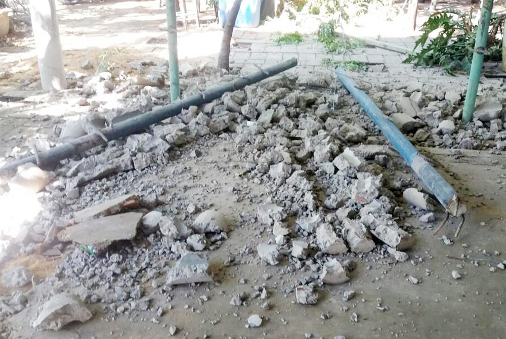 Nam cong nhan tu vong khi sap mai che nha xe hinh anh