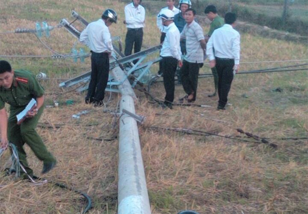 gãy trụ điện đè chết công nhân điện lực ảnh 1 gay tru dien de chet cong nhan dien luc anh 1