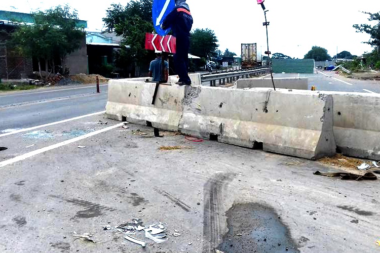 Xe 7 cho tong dai phan cach chan duong, cu ong 80 tuoi tu vong hinh anh