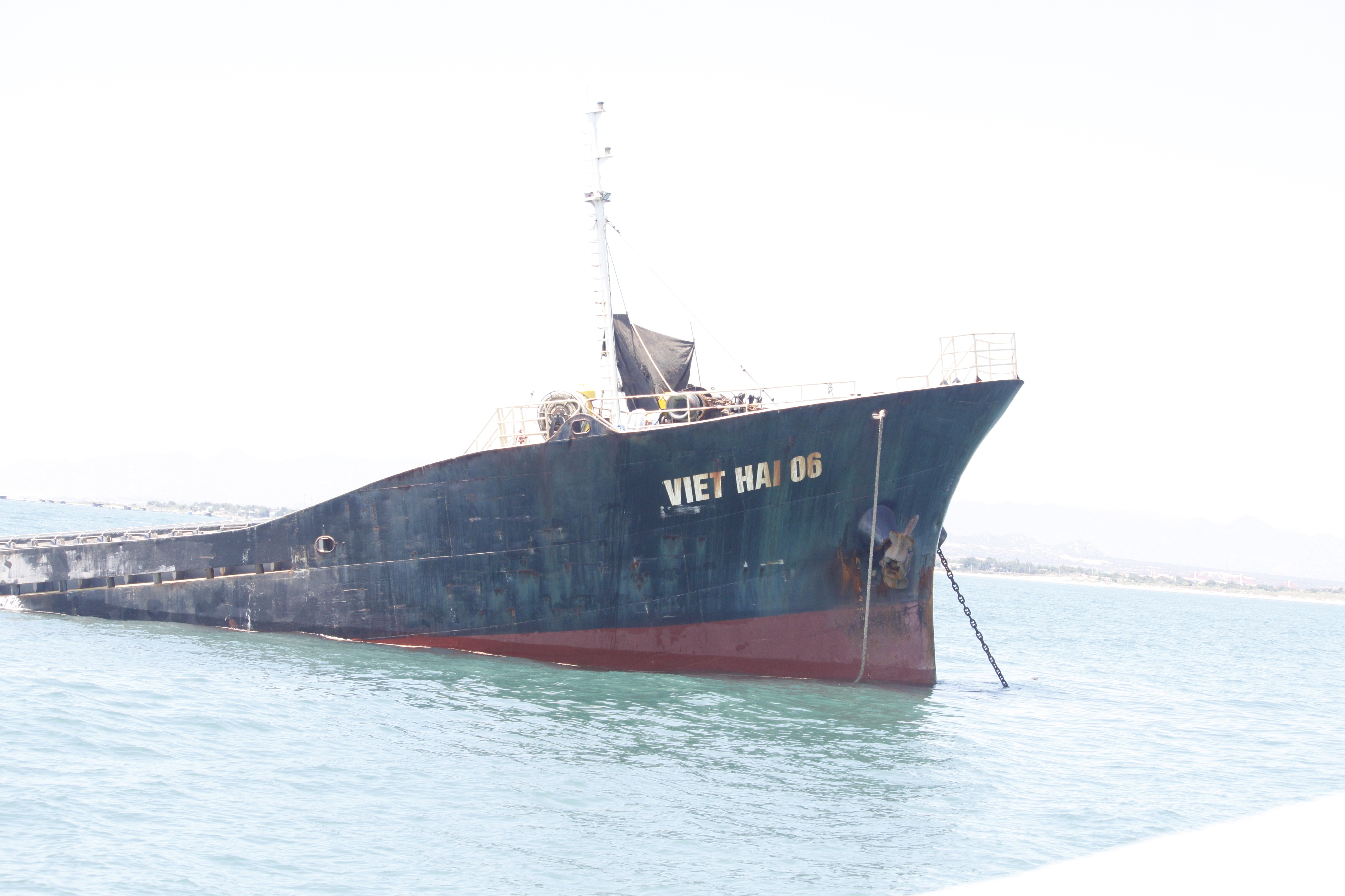 Tau hang chim, 21.000 lit dau co nguy co tran ra bien Ninh Thuan hinh anh