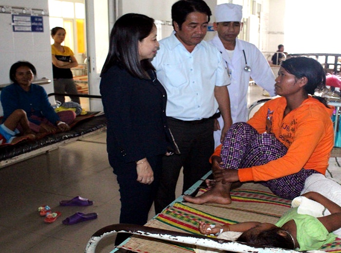 183 thuc khach ngo doc thuc pham sau khi du tiec do gia chu tu nau anh 1