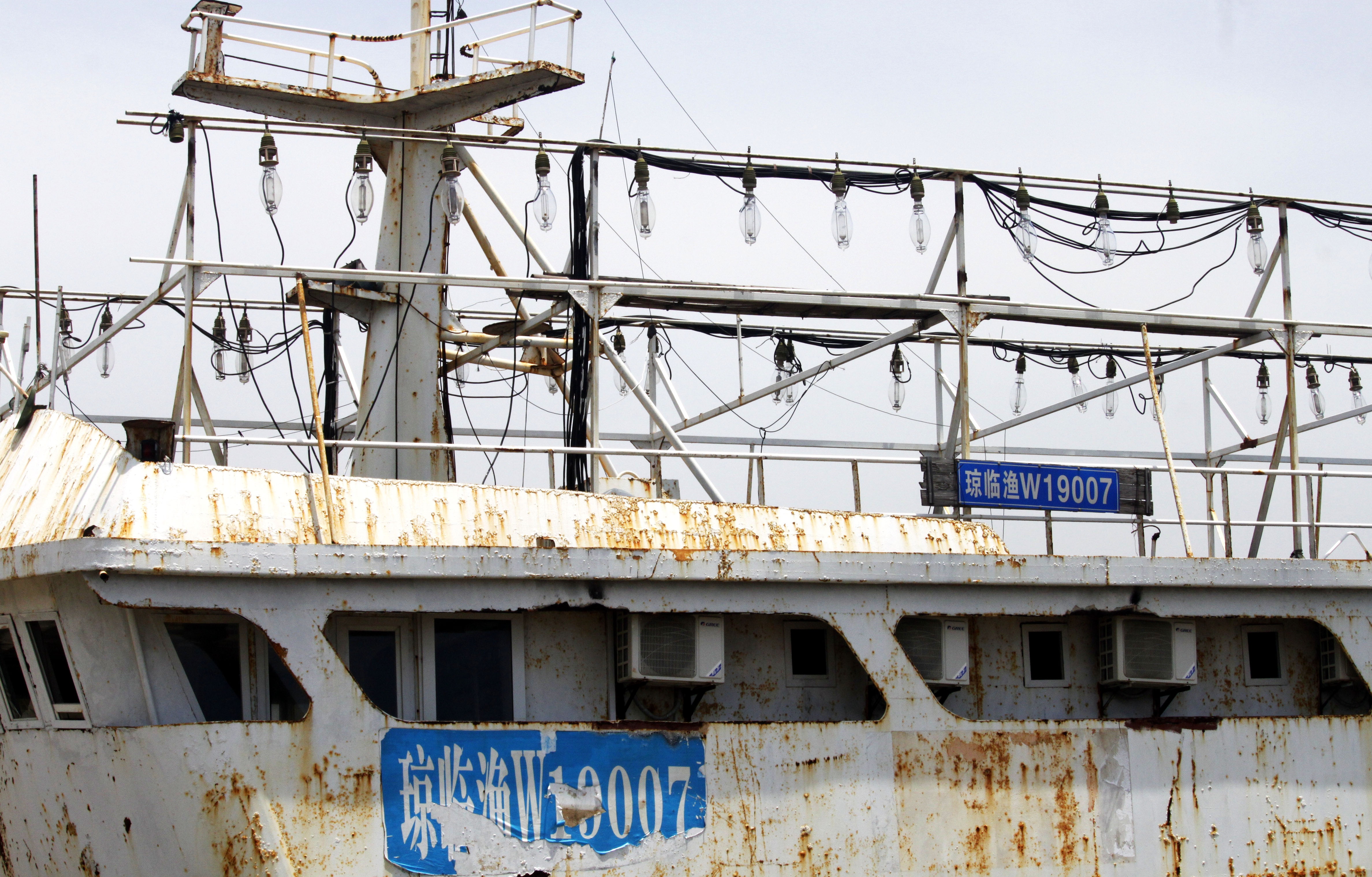 tau khong bong nguoi troi dat tren bien anh 2