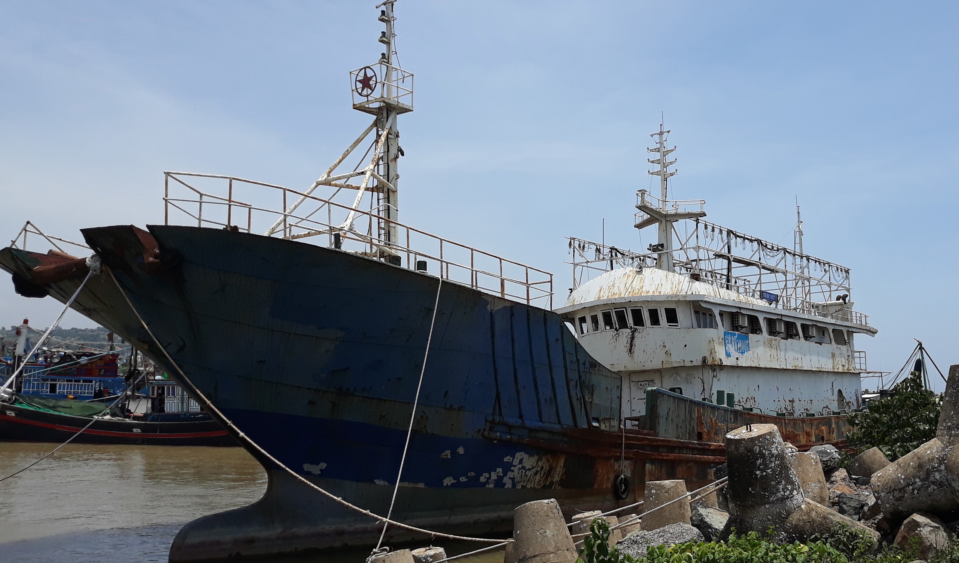 Tim chu nhan con tau khong bong nguoi troi tren bien Binh Thuan hinh anh