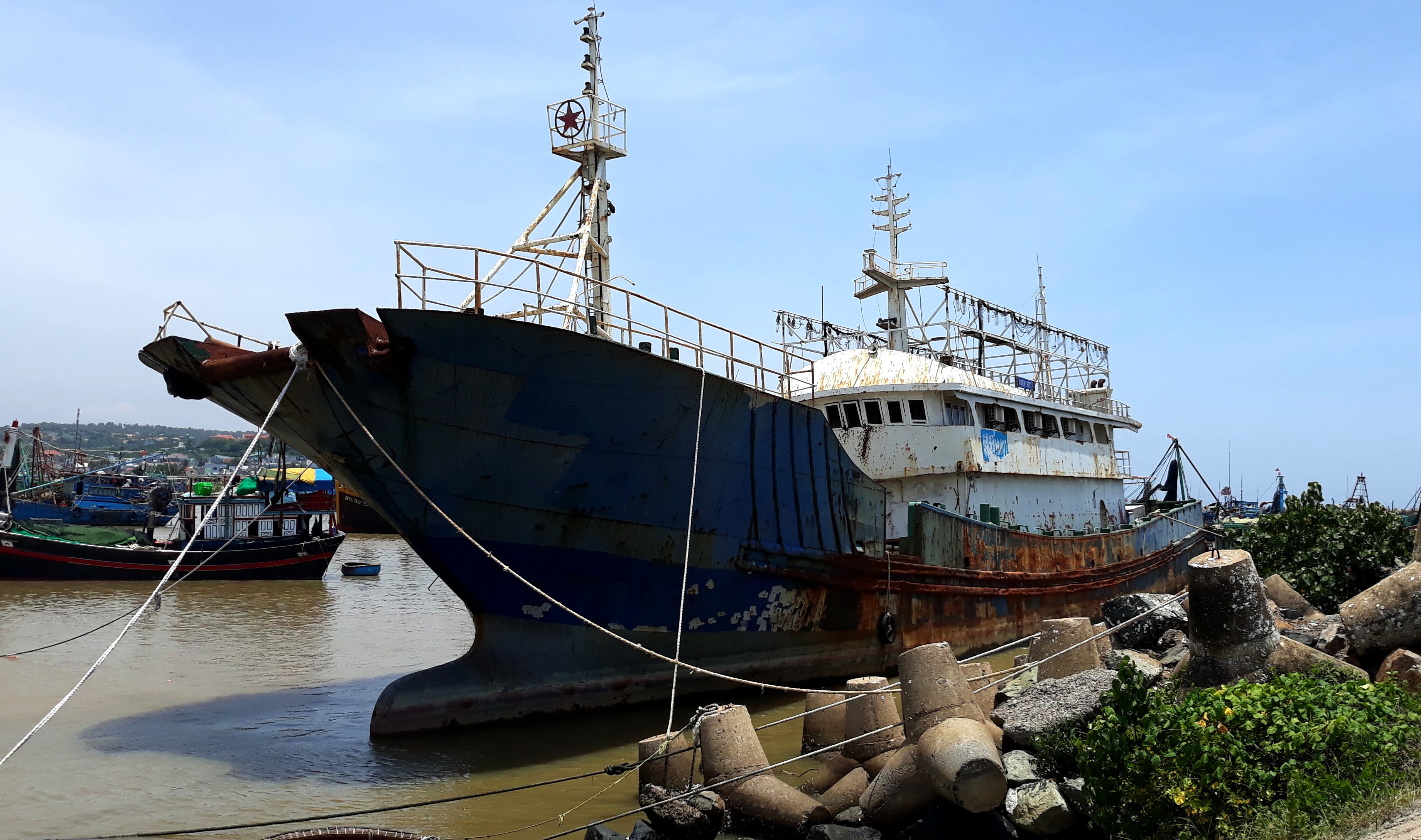 tau khong bong nguoi troi dat tren bien anh 1