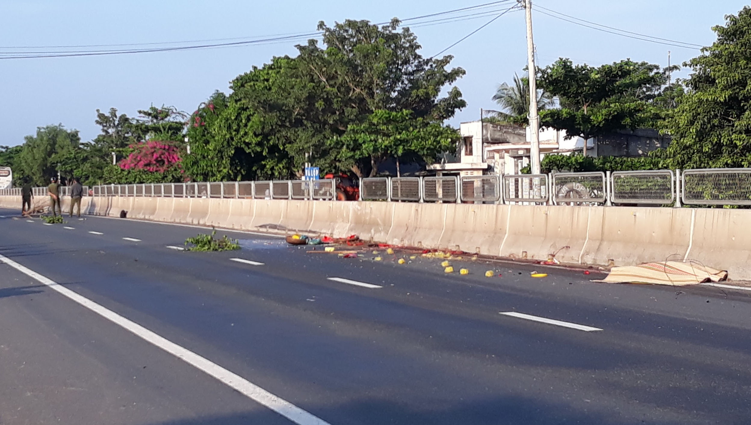 Treo qua dai phan cach de sang duong, mot phu nu 40 tuoi bi tong chet hinh anh