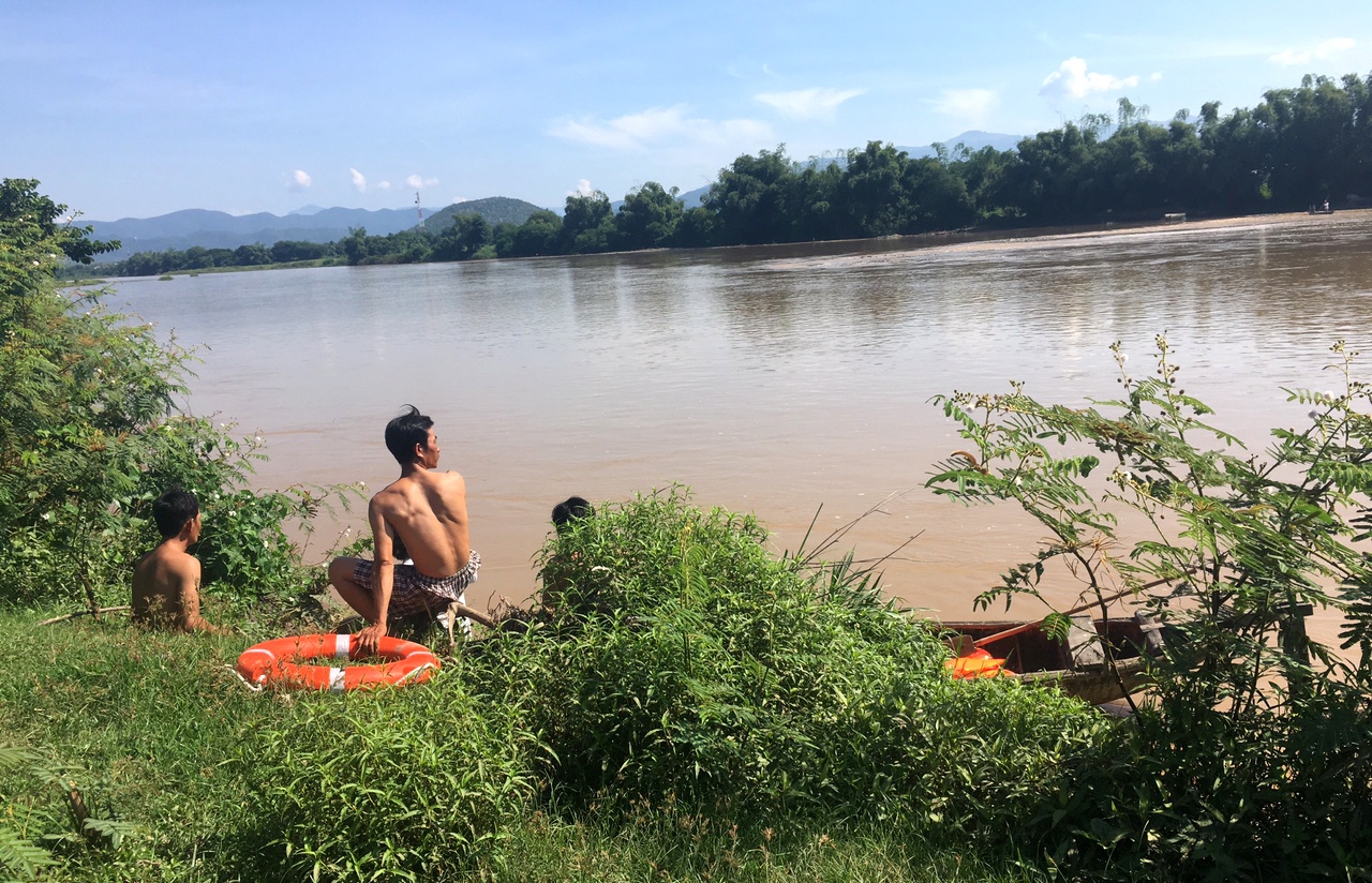 3 nguoi bi nuoc cuon mat tich khi ngoi xe bo qua song hinh anh