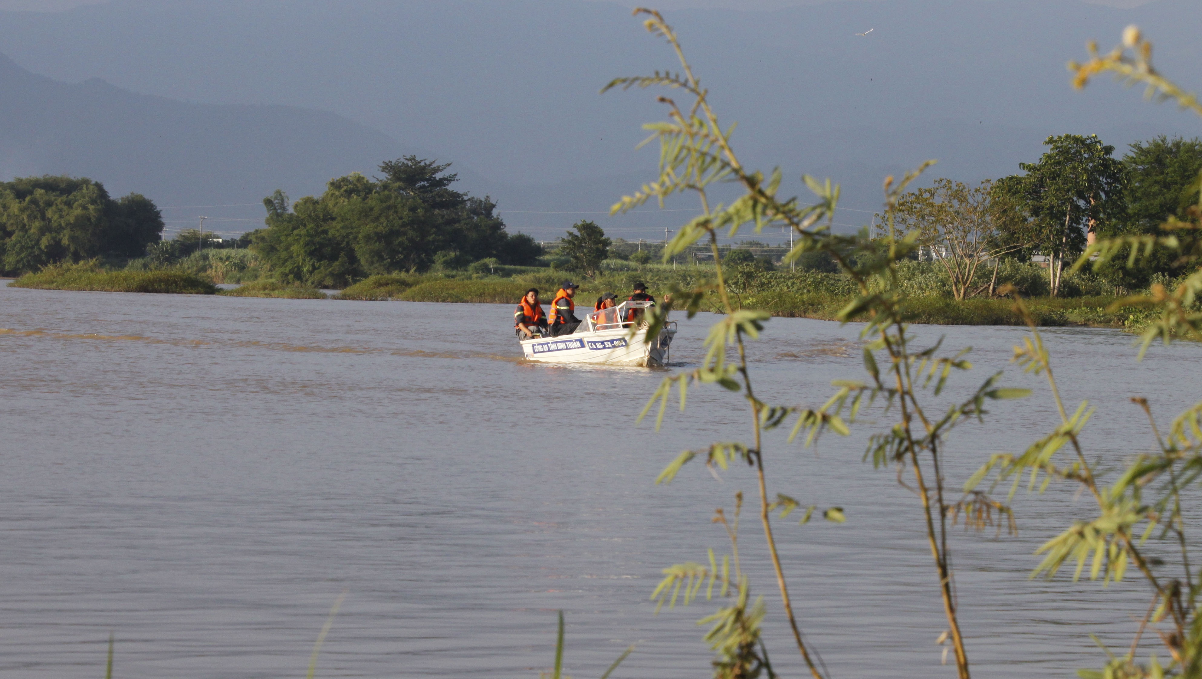 ngoi xe bo vuot song bi lu cuon anh 1