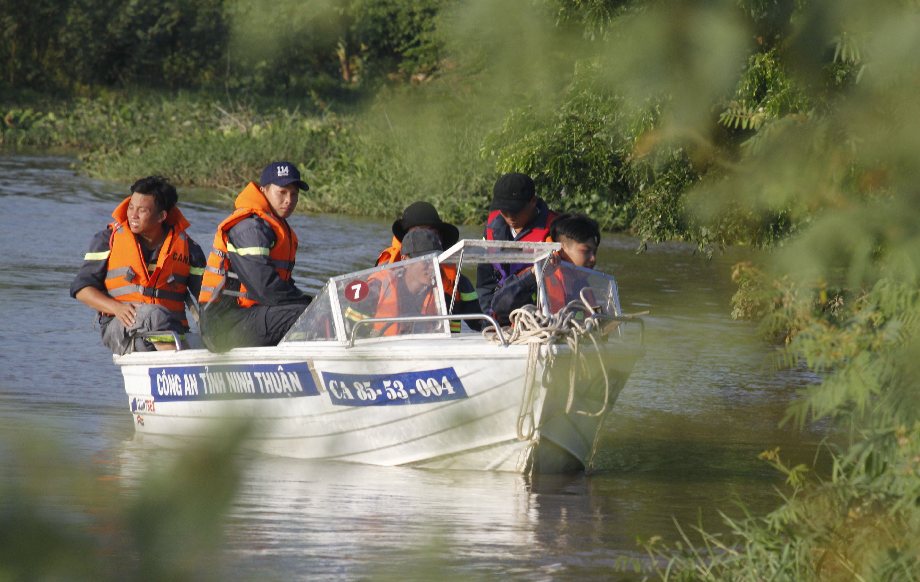 Thi the nan nhan ngoi xe bo vuot song bi nuoc cuon xa 2 km hinh anh