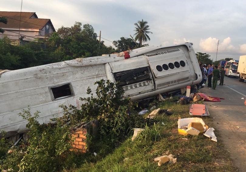 Bi an vu xe dau keo huc vang xe khach, khien 2 nguoi chet hinh anh