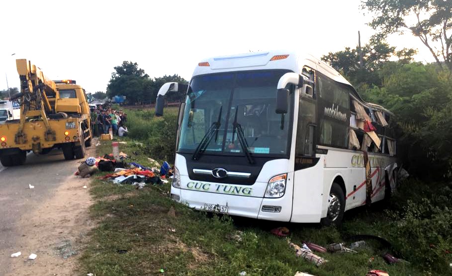 xe khach giuong nam va cham voi xe dau keo, 2 nguoi tu vong hinh anh