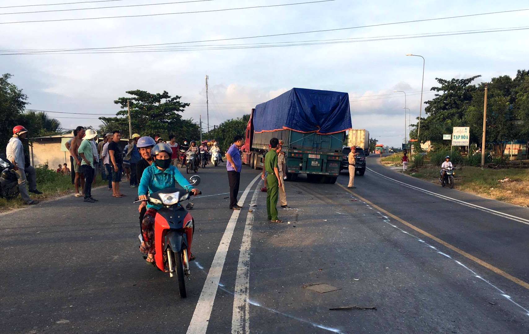 xe khách giường nằm va chạm xe đầu kéo ảnh 2 xe khach giuong nam va cham xe dau keo anh 2