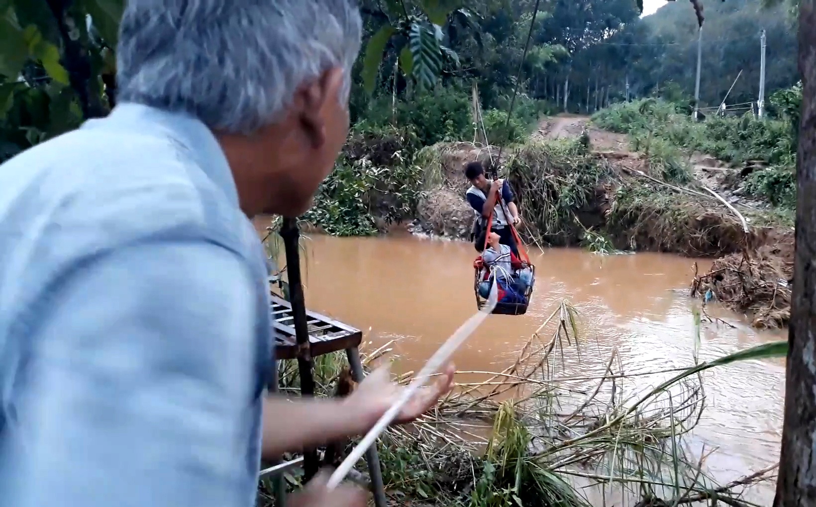 Mong lam cay cau tren dinh Ta Pua, noi hoc tro du day cap den truong hinh anh