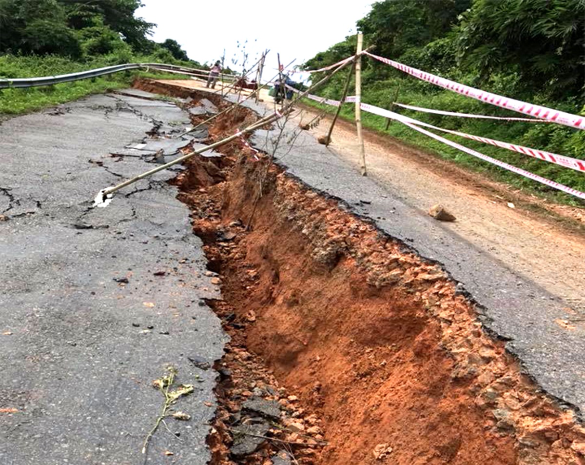 Quoc lo 28B bi mua 'xe toac' hinh anh