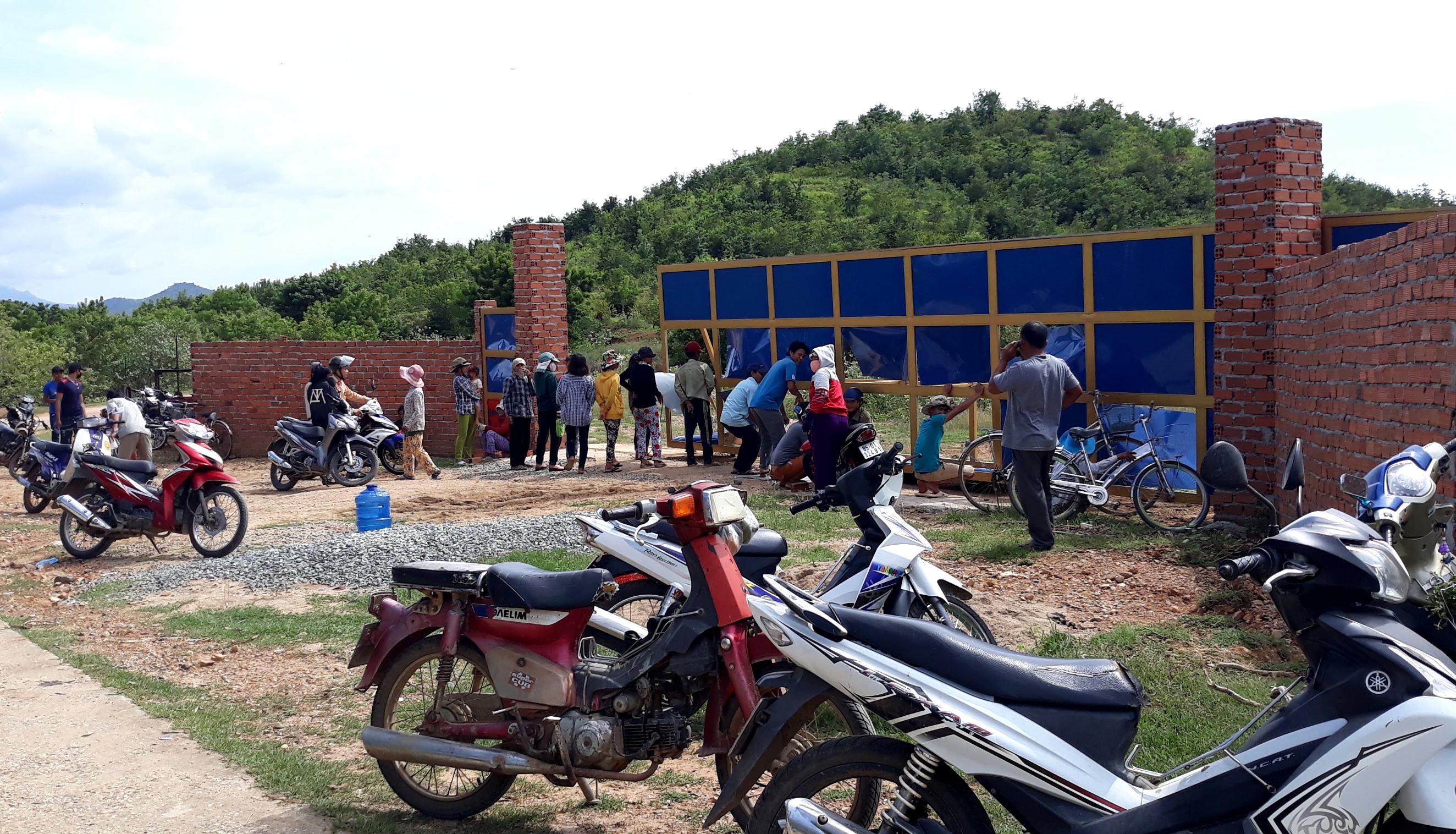 học sinh bịt mũi ngồi học vì hôi thối ảnh 2 hoc sinh bit mui ngoi hoc vi hoi thoi anh 2