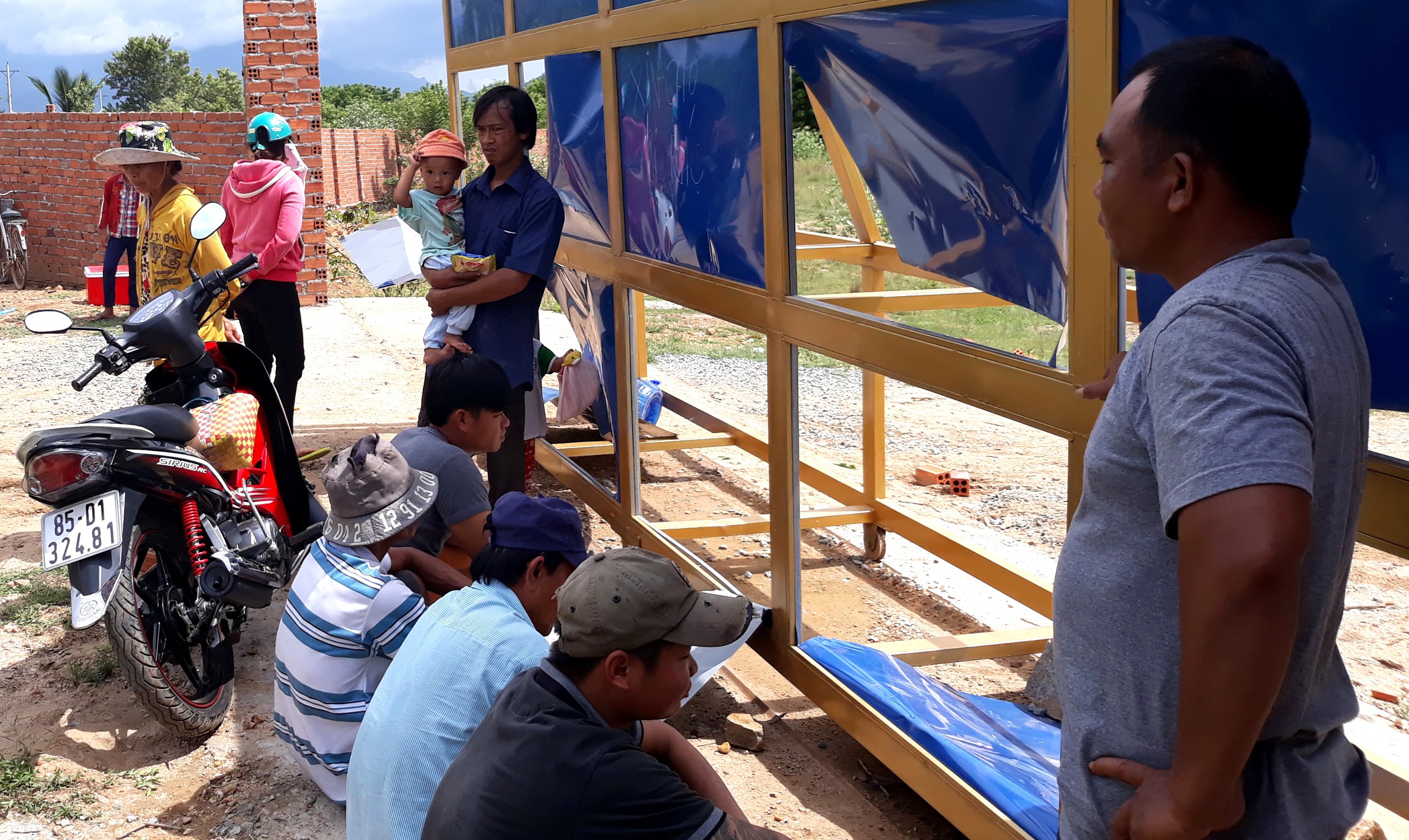 Nguoi dan tu tap yeu cau trai heo gay mui hoi dong cua hinh anh