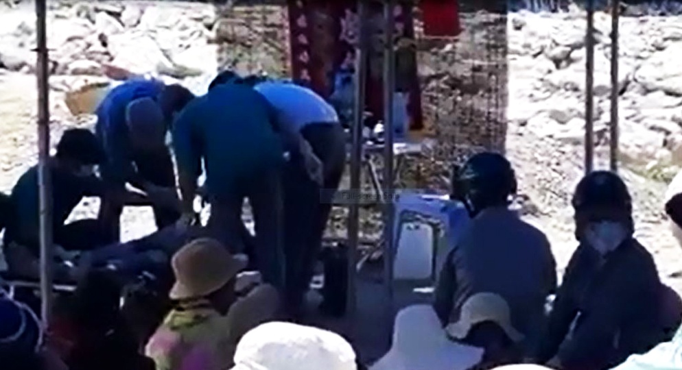 Thi the thanh nien 17 tuoi bi cot chan vao khoi be tong duoi cang bien hinh anh