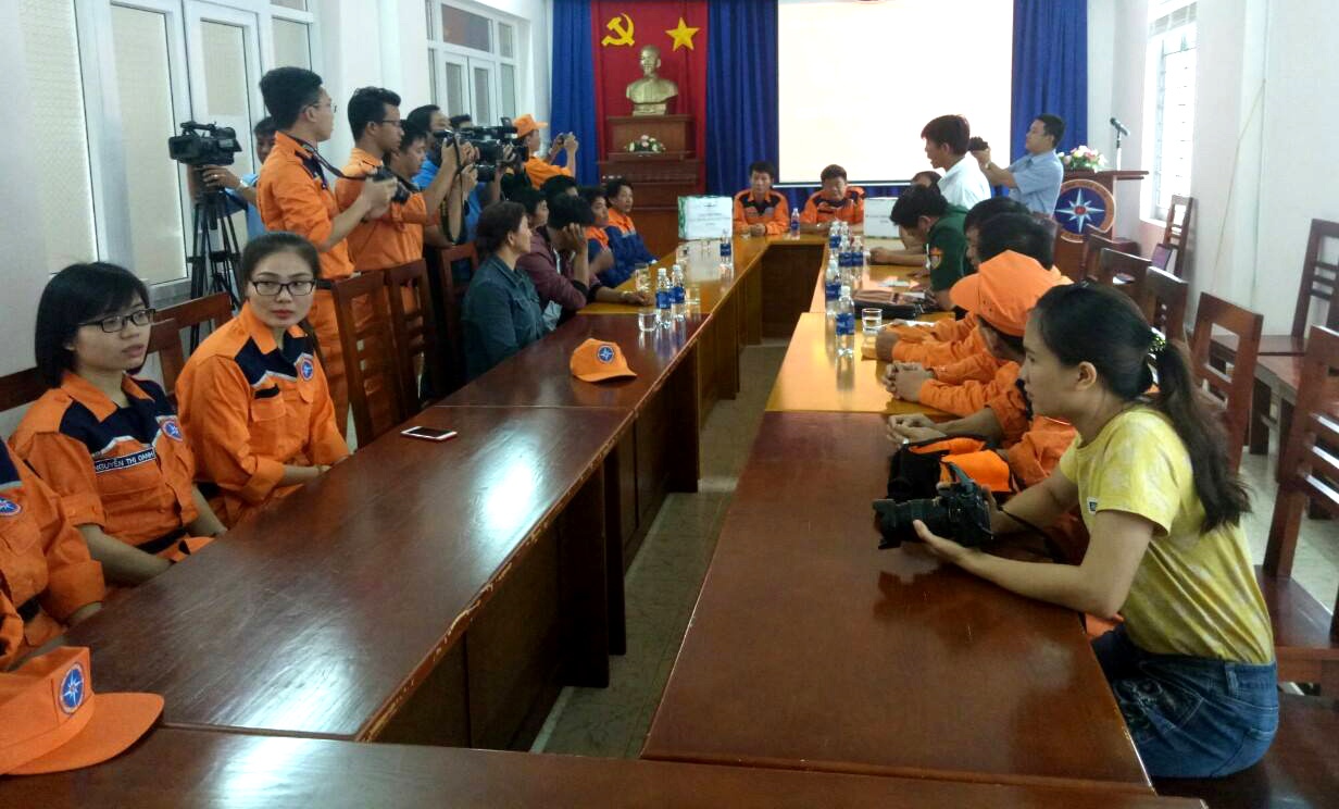 cứu sống 10 ngư dân trôi dạt trên biển ảnh 1 cuu song 10 ngu dan troi dat tren bien anh 1