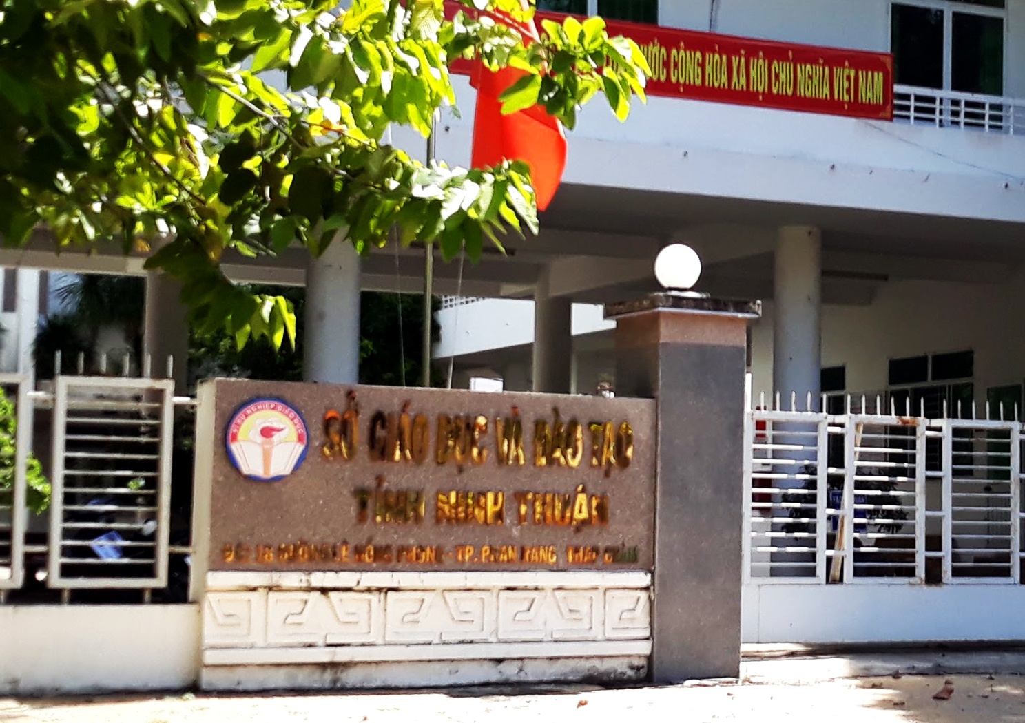 Nhieu giao vien bong tro thanh ‘con no’ thue hinh anh