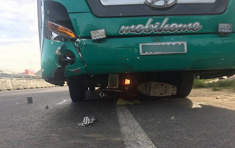 Xe khach keo le gan 100 m ba ong chau tren duong den truong hinh anh