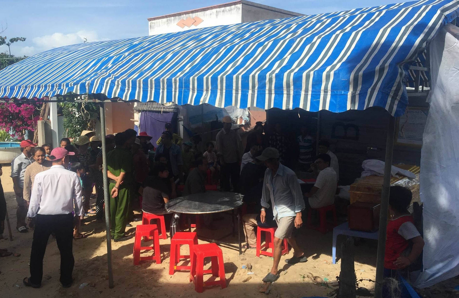 Thieu nien 14 tuoi dam ban tu vong trong tiem Internet hinh anh
