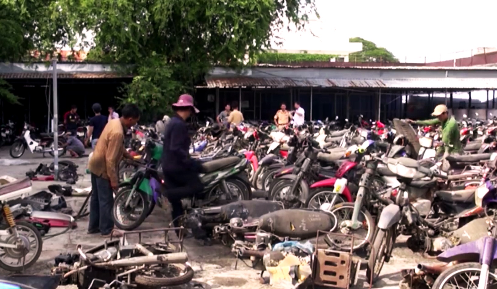 tiêu hủy 100 xe máy hết hạn tạm giữ ảnh 1 tieu huy 100 xe may het han tam giu anh 1