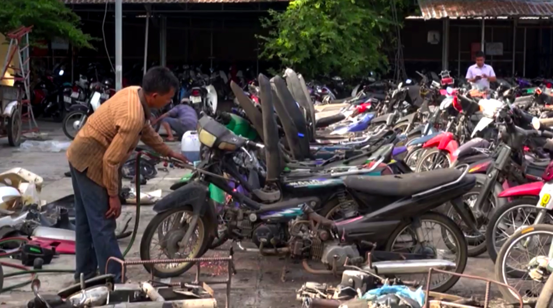 tiêu hủy 100 xe máy hết hạn tạm giữ ảnh 2 tieu huy 100 xe may het han tam giu anh 2