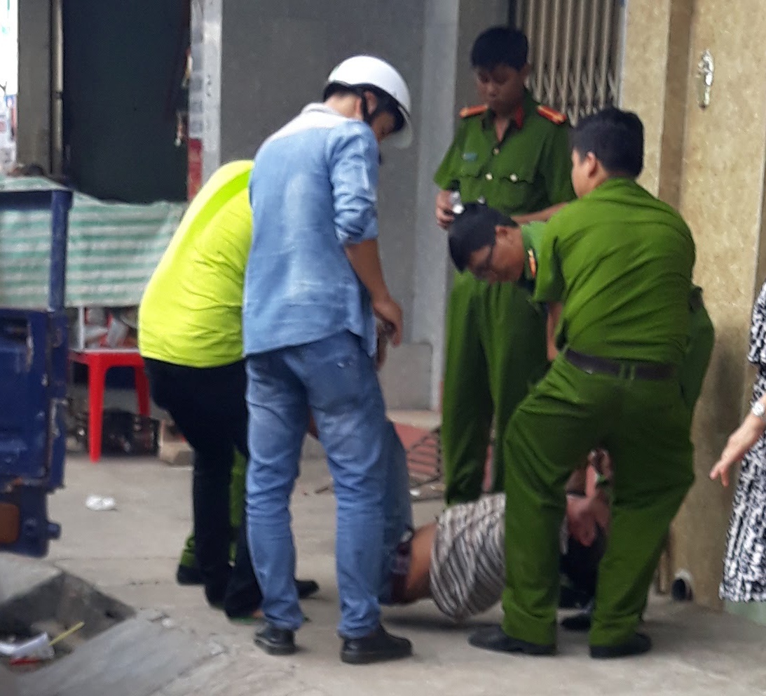 Ca cho phat hoang khi 'ngao da' cam dao ke vao co, la het hinh anh