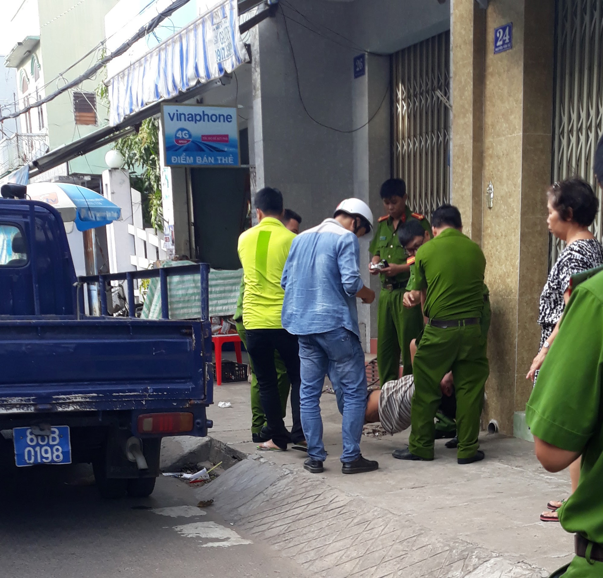 canh sat quat nga ngao da tren pho anh 1