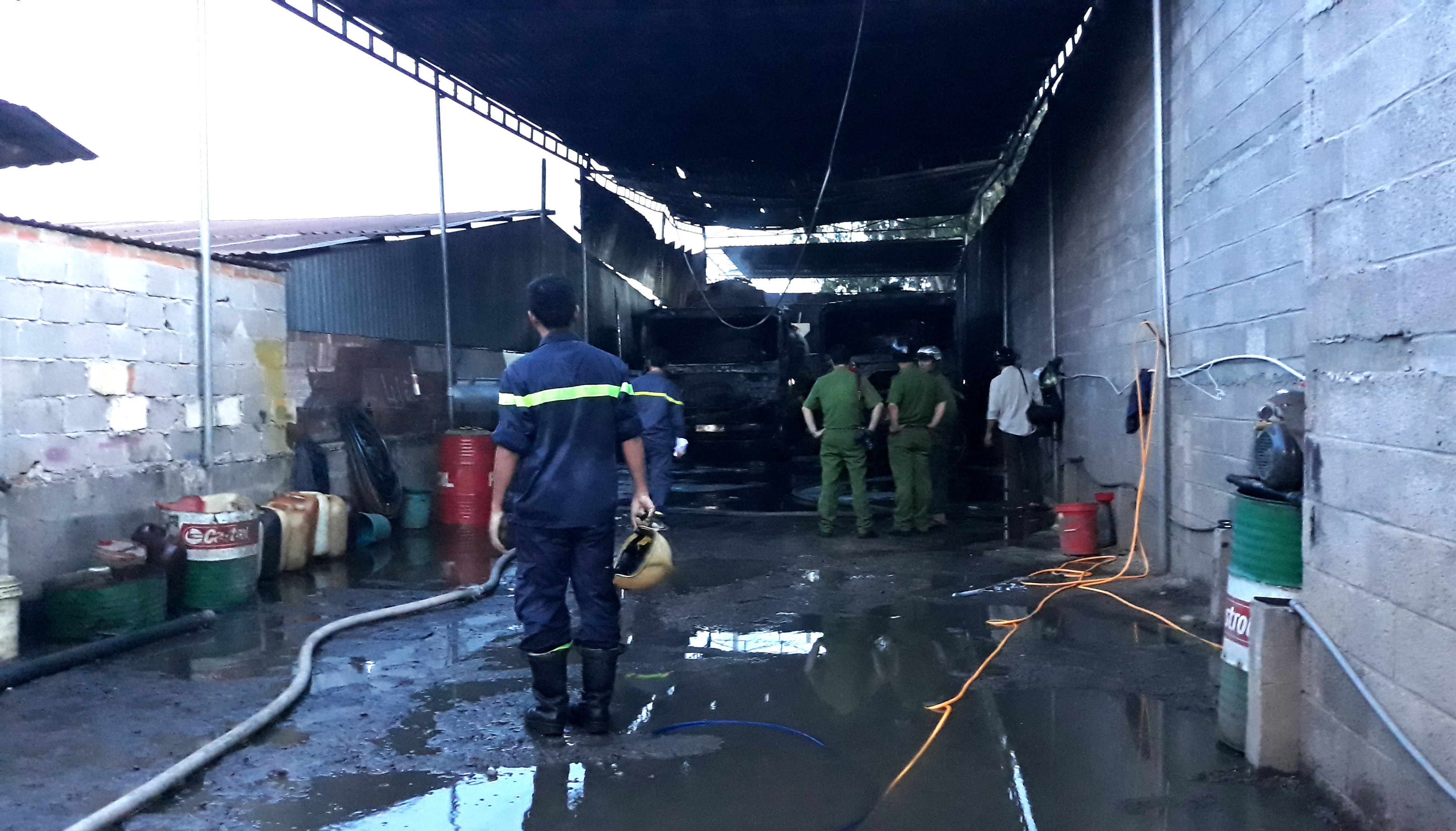 2 xe bon cho xang dau bi thieu rui hinh anh