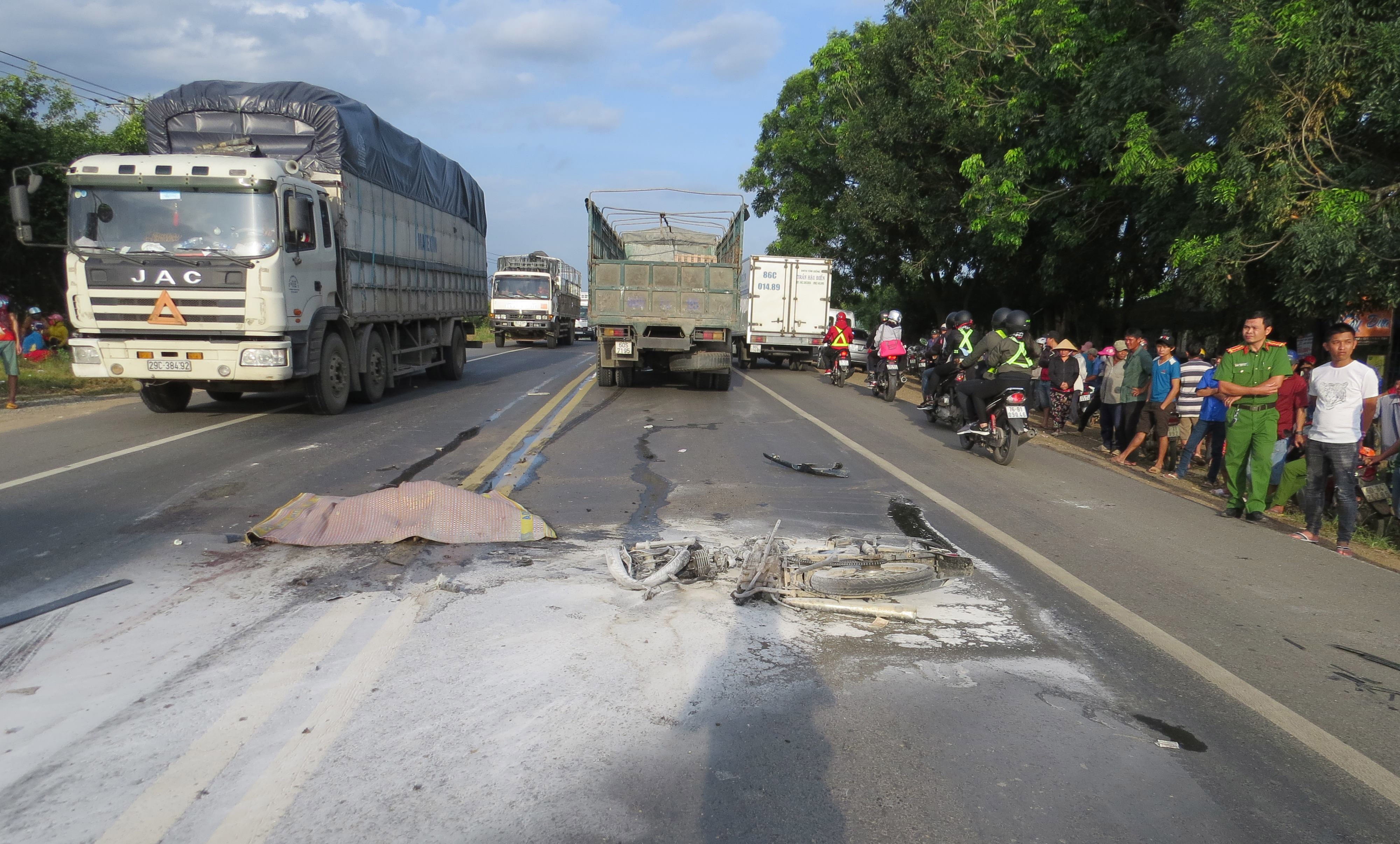 Xe tai lan duong, tong chet thieu nien 15 tuoi hinh anh