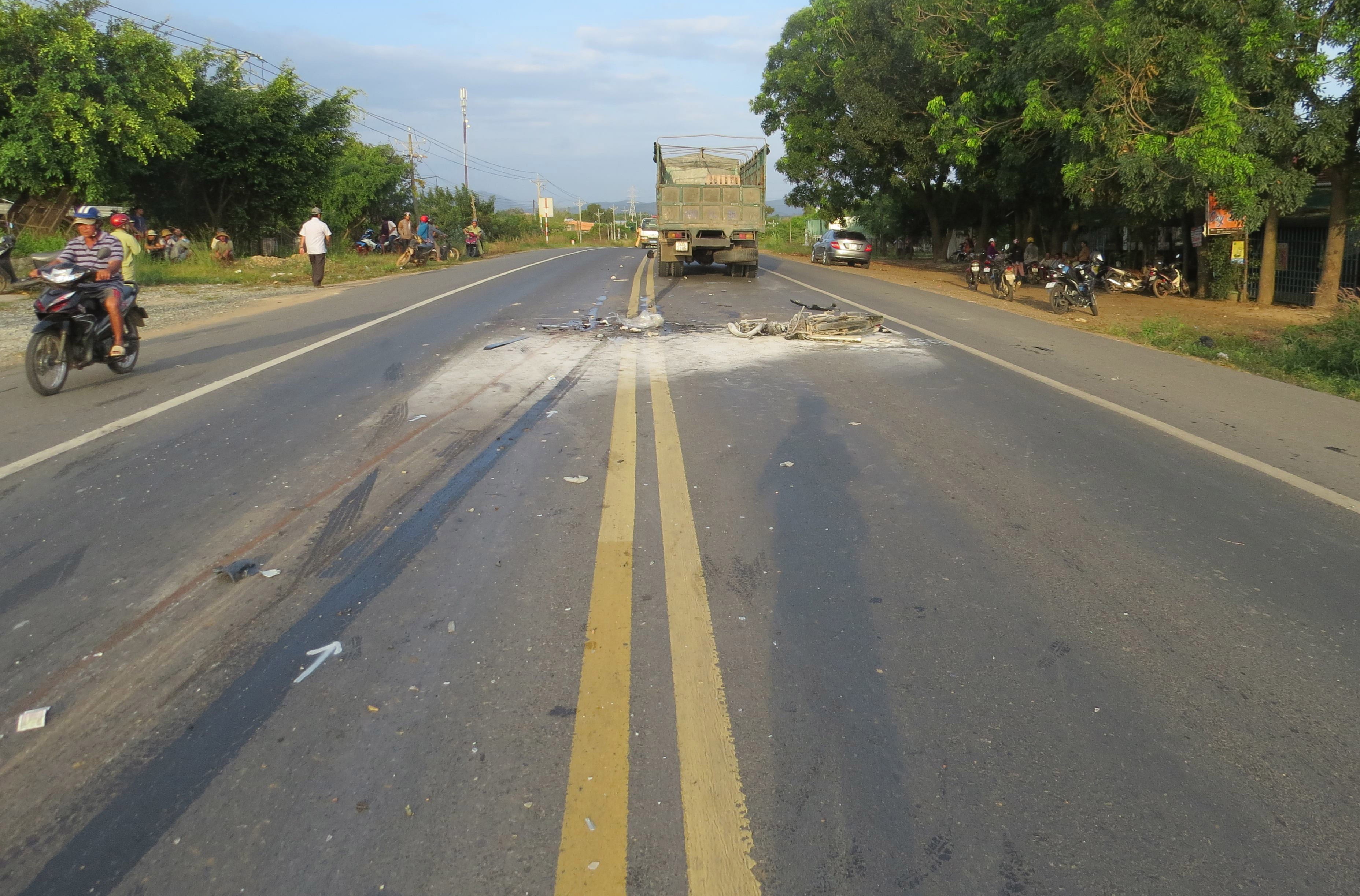 xe tải đối xe máy thiếu niên tử vong ảnh 2 xe tai doi xe may thieu nien tu vong anh 2