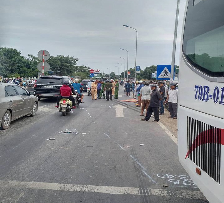 xe khách giường nằm tông 2 người chết ảnh 2 xe khach giuong nam tong 2 nguoi chet anh 2