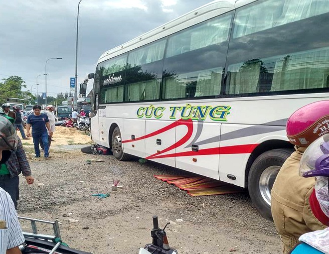 Xe giuong nam sang duong tong chet 2 nguoi di xe may hinh anh