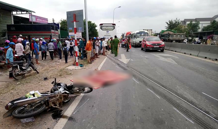 xe khách tông mẹ con trên đường đi thi ảnh 1 xe khach tong me con tren duong di thi anh 1