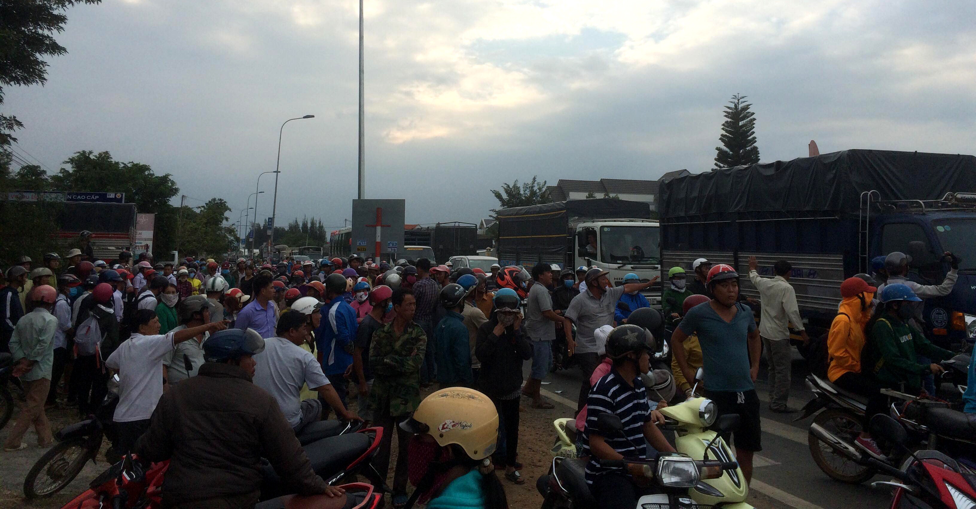 xe khách tông mẹ con trên đường đi thi ảnh 2 xe khach tong me con tren duong di thi anh 2