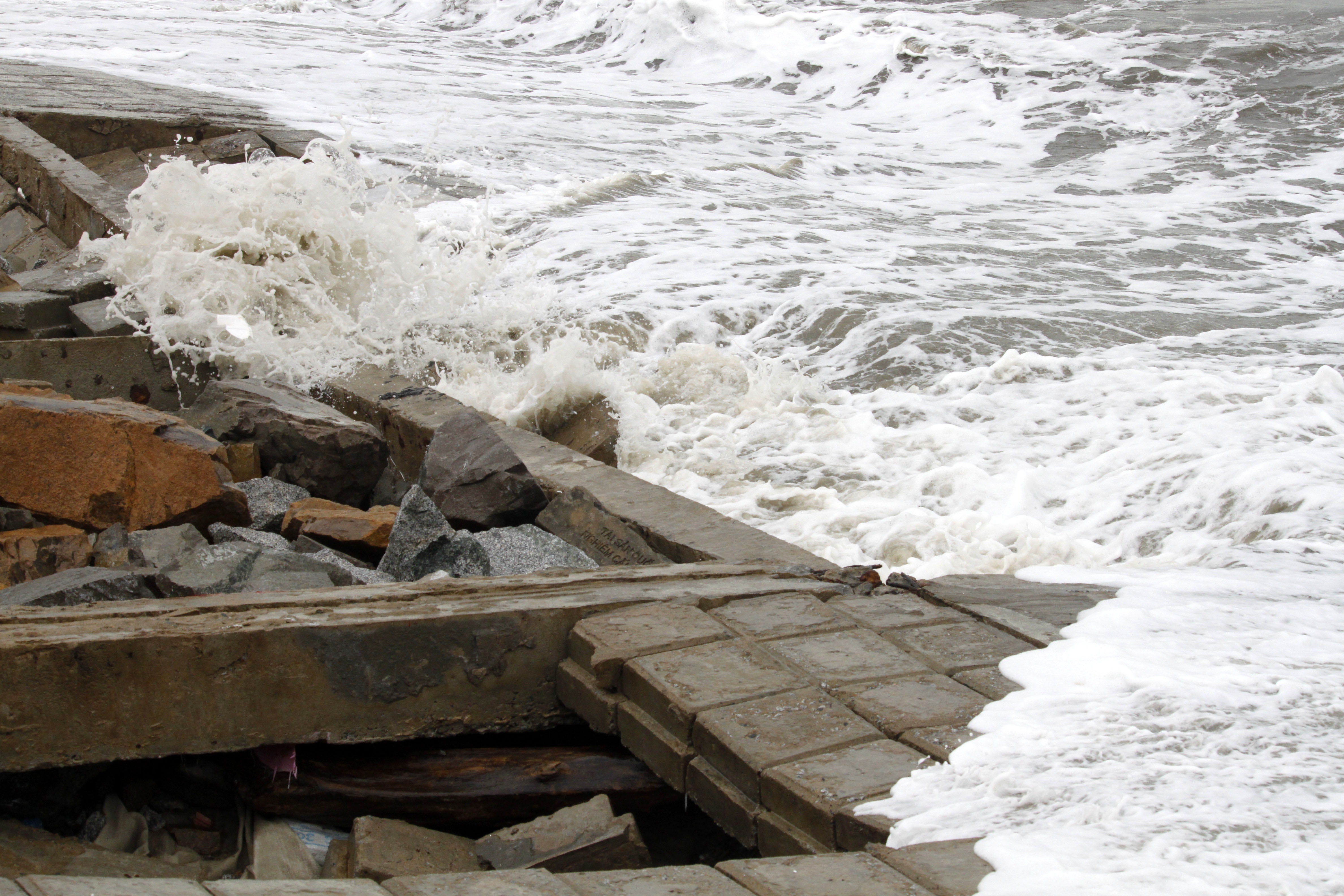 Bao so 15 chua vao bo song bien da danh hong nhieu tuyen de hinh anh