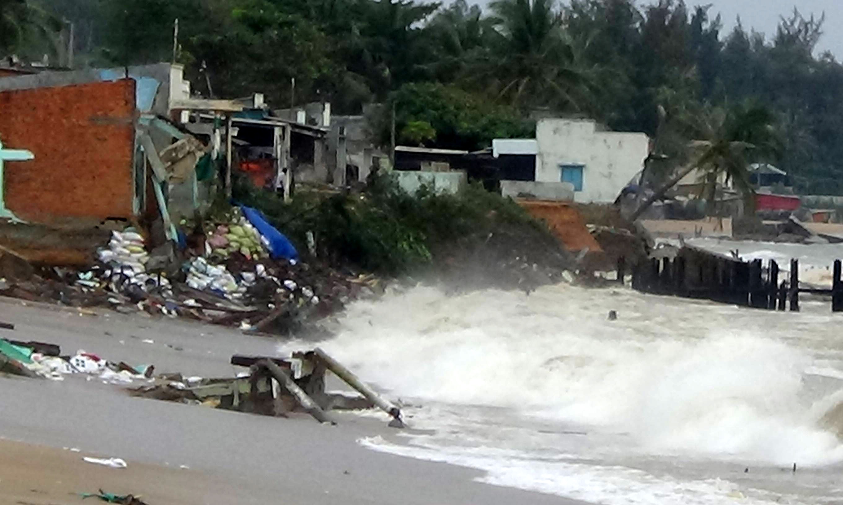 Song bien danh sap 11 can nha o Phan Thiet hinh anh