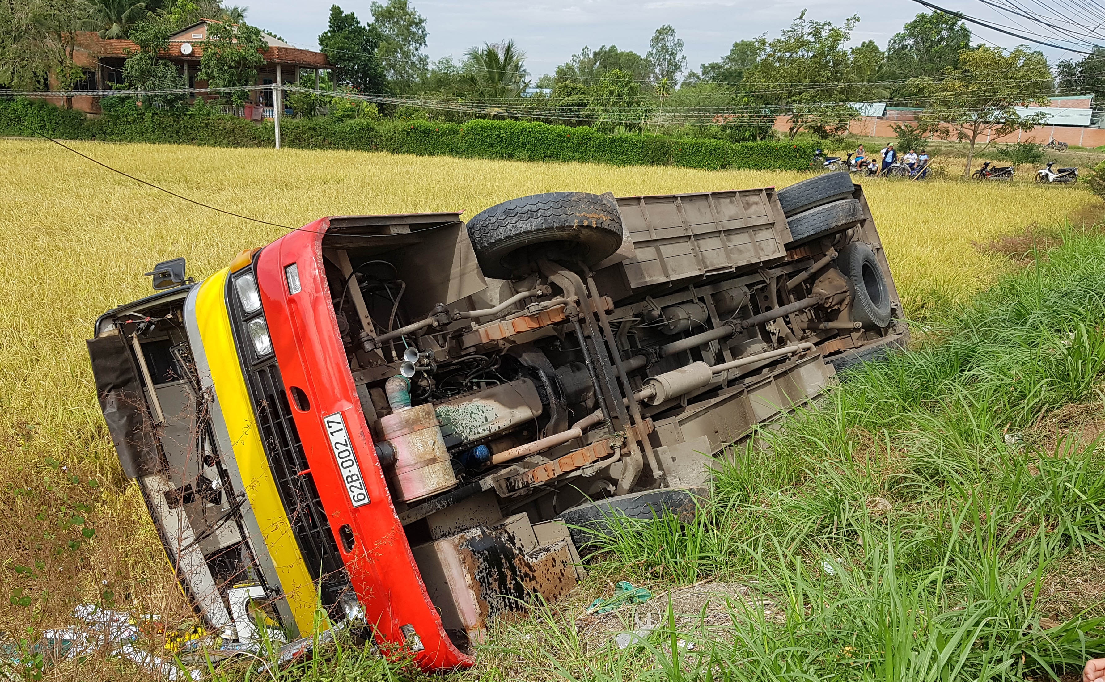 Xe buyt lao xuong ruong, 1 nguoi chet va 20 nan nhan bi thuong hinh anh