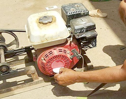 khoi to chu tich xa de trao may nong cu anh 1