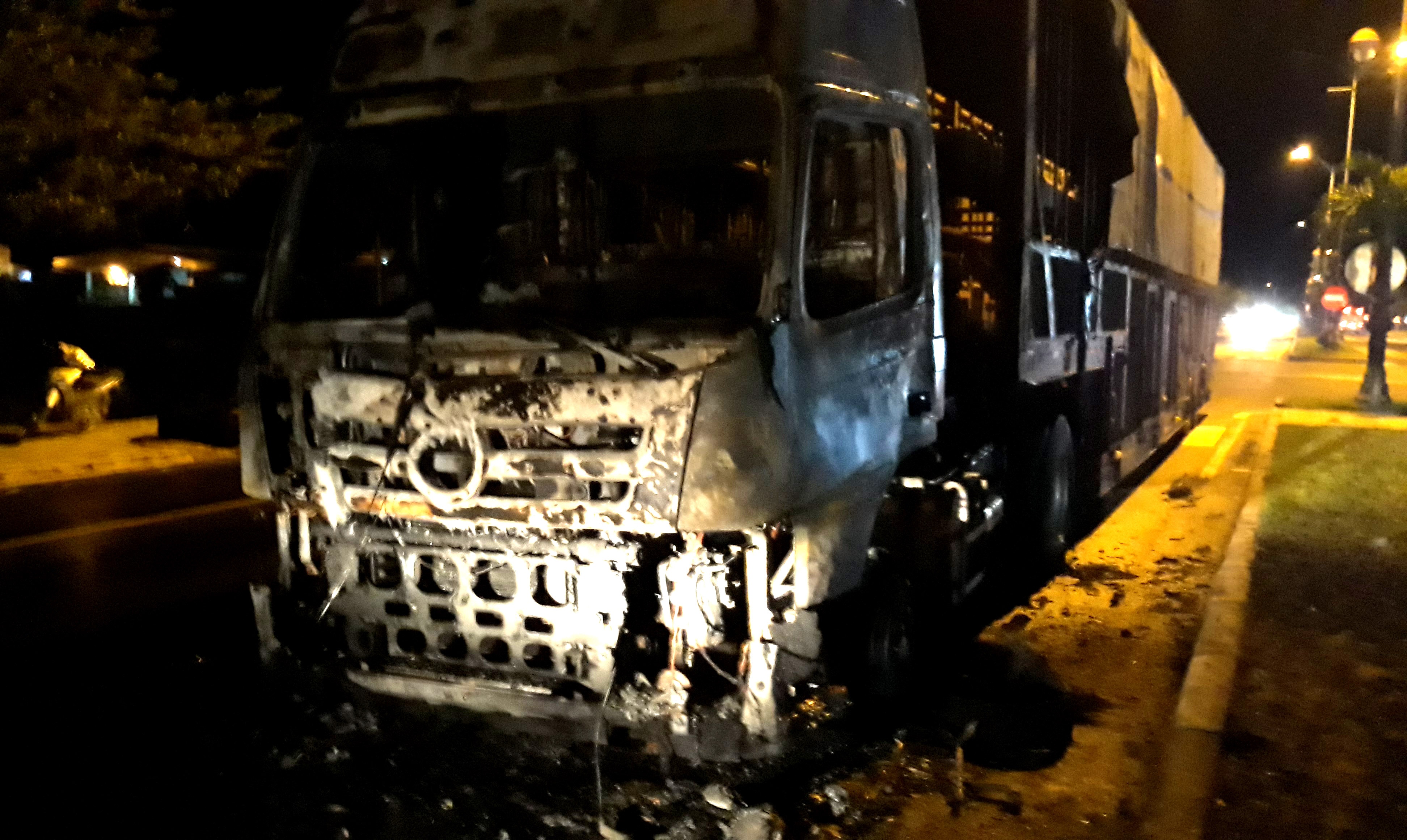 Xe dau keo chay khi dang chay tren quoc lo, 3 nguoi thoat chet hinh anh