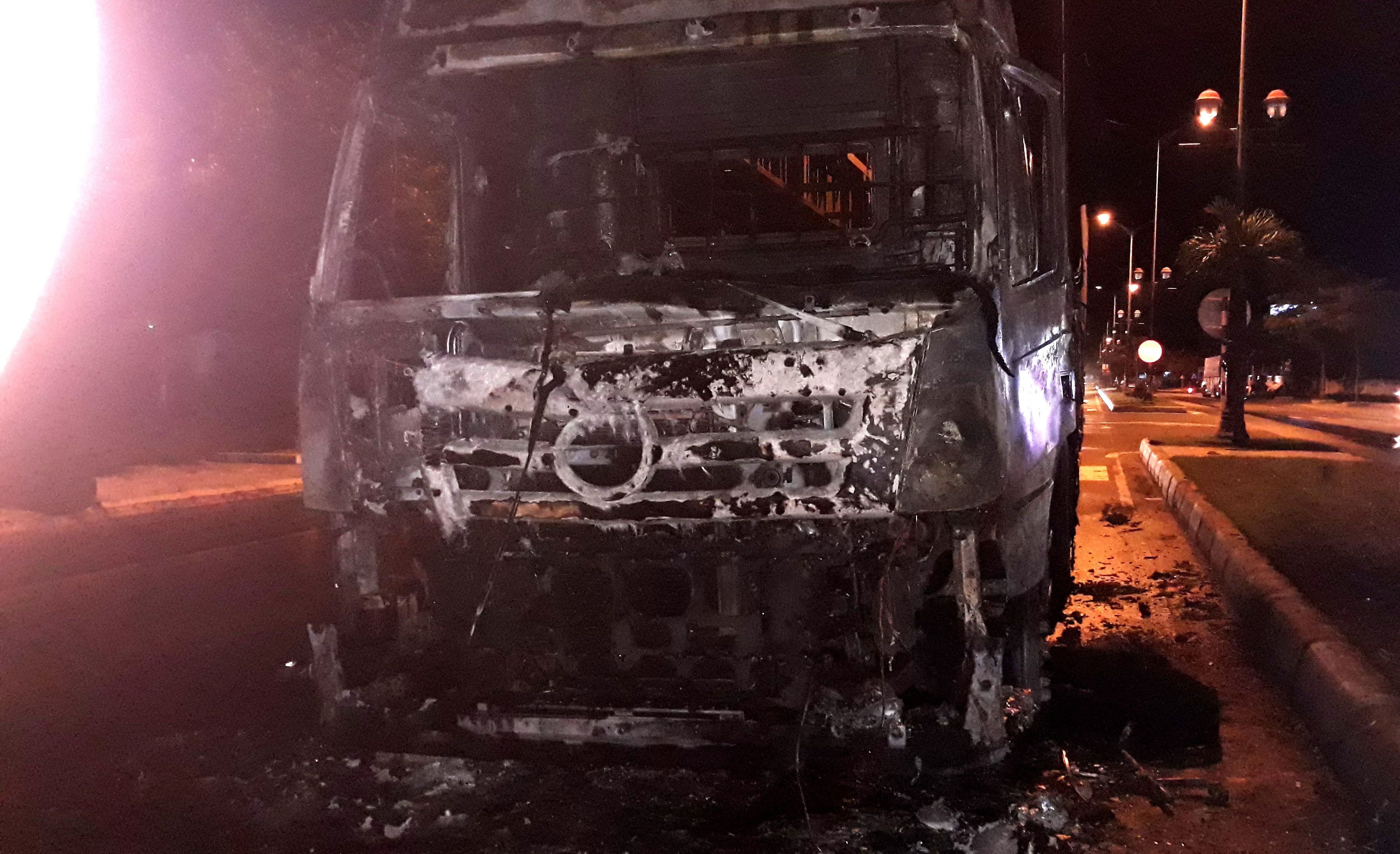 Xe dau keo chay rui khi dang chay tren duong hinh anh