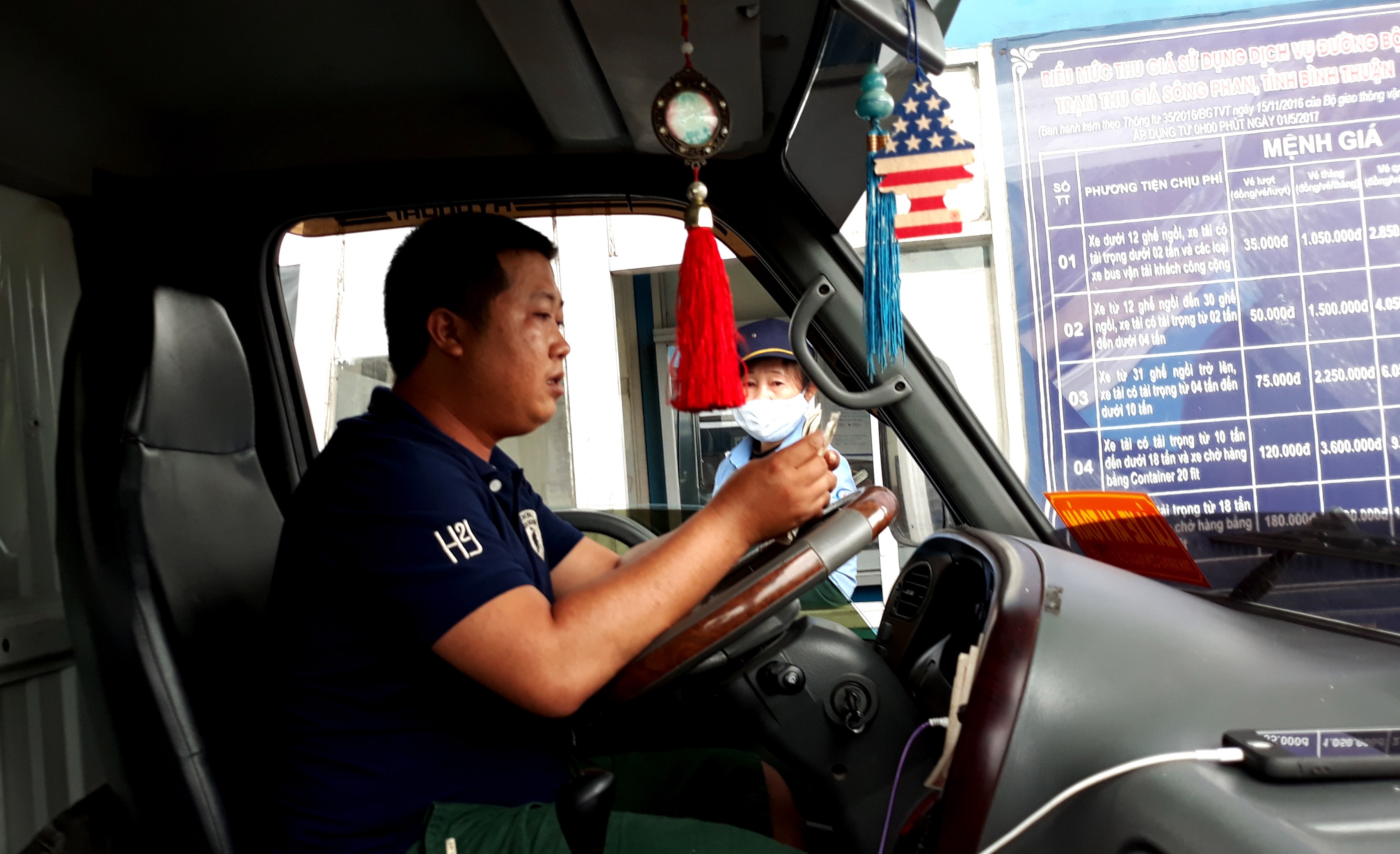 Cang thang giua tai xe va nhan vien tram thu phi Song Phan hinh anh
