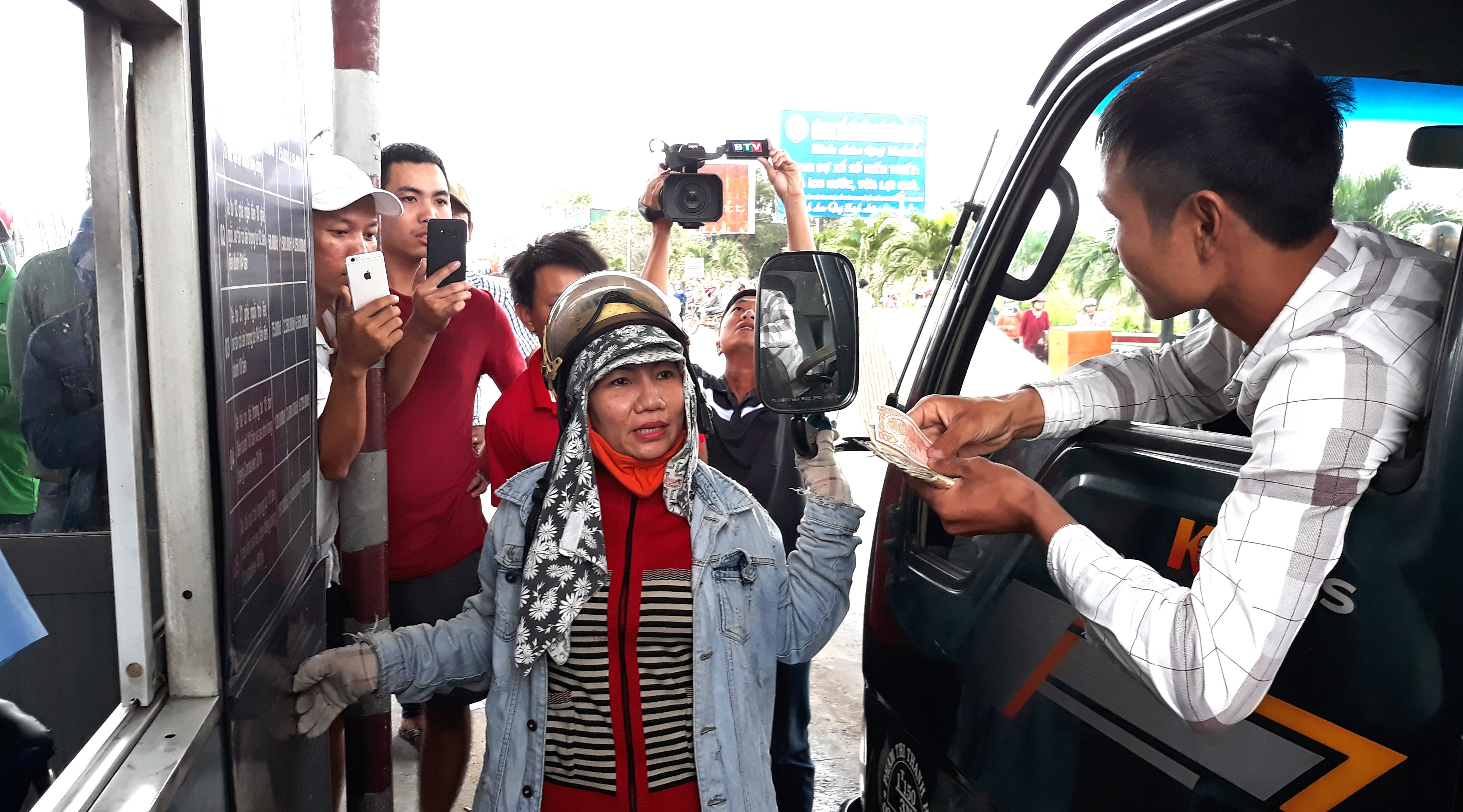 Ket xe hon 1 gio ngay cuoi tuan, BOT Song Phan lai xa tram hinh anh