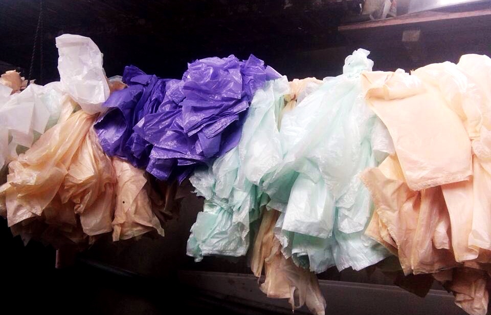 Tui nylon nhieu mau sac co mui thom troi dat vao dao Phu Quy hinh anh