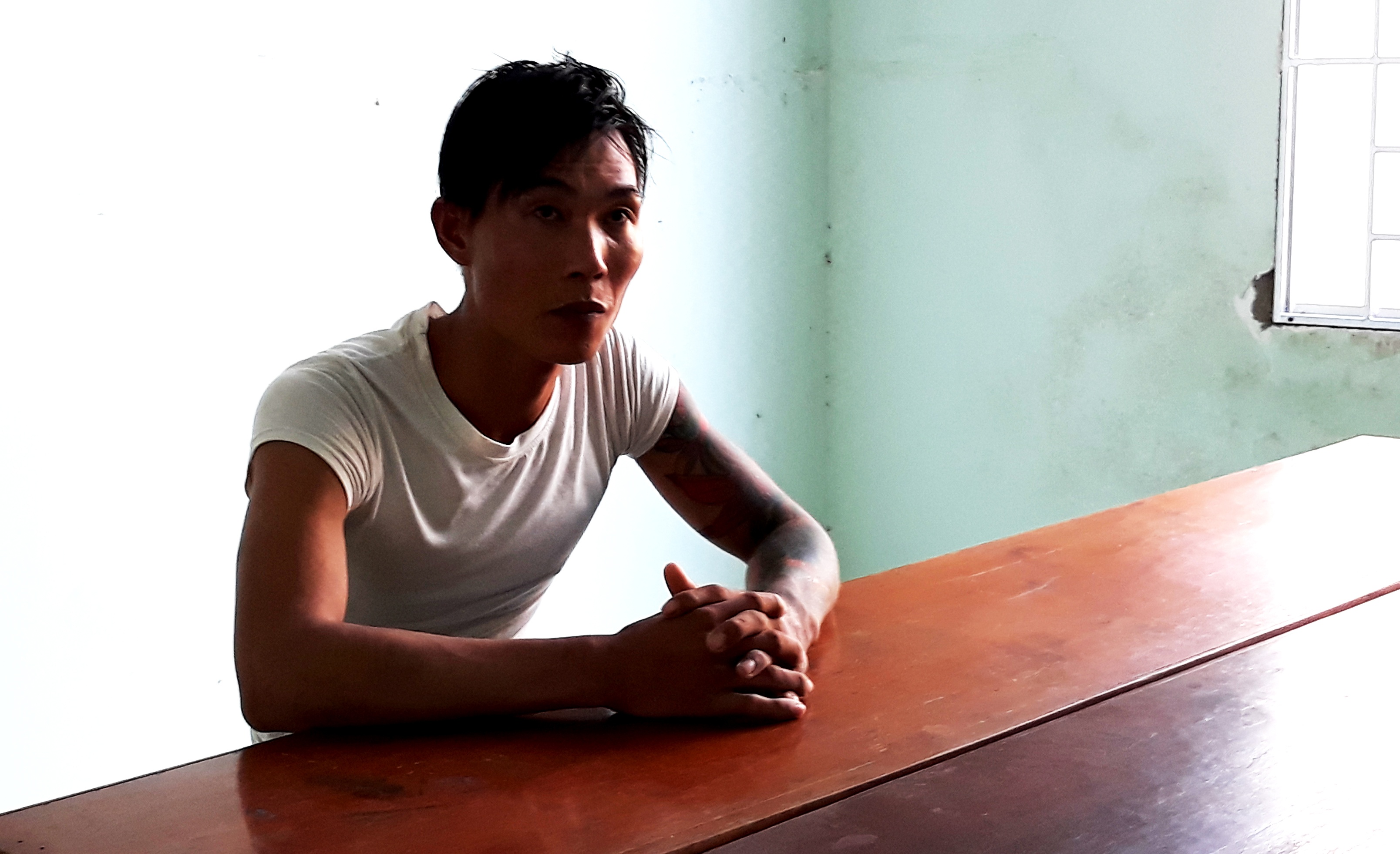 Giua dem dot nhap vao nha hiep dam nu gia chu, cuop tai san hinh anh